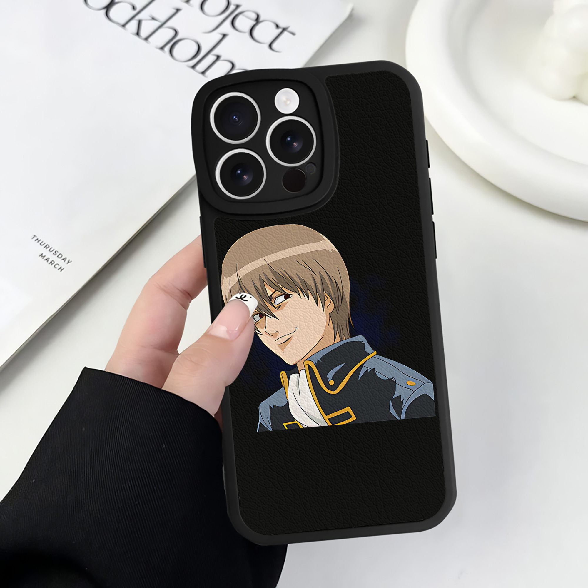 （画像用） ぎんたま 坂田銀時（さかたぎんとき） 神楽 志村新八（しむら しんぱち） GINTAMA Sakata Gintoki Kagura Shimura Shinpachi 【iPhone 16シリーズ対応】シリコンスマホケース（レザー調） 材質：シリコン